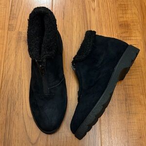 Cobbie Cuddlers Womens Black Suede Leather Front Zipper Booties, size 6.5